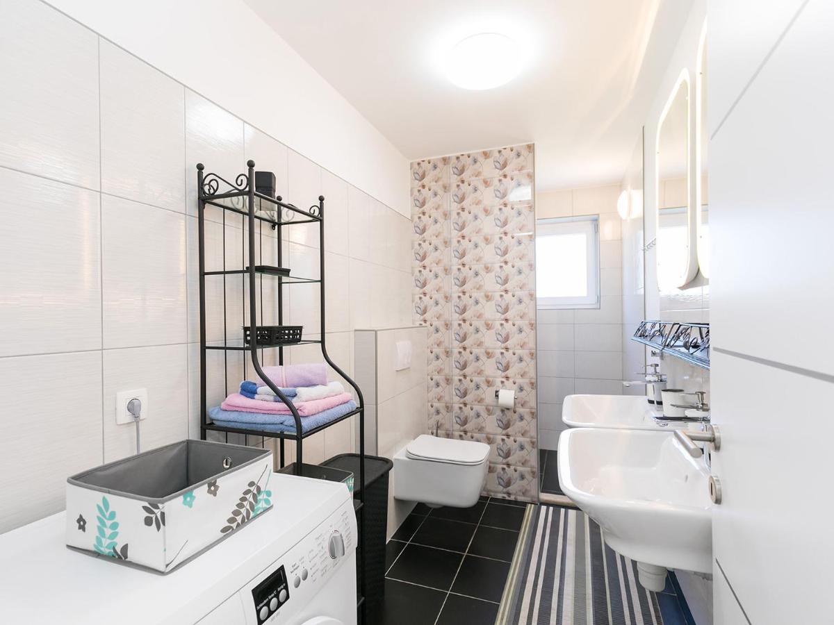 3 & 4 Bedrooms Simona *